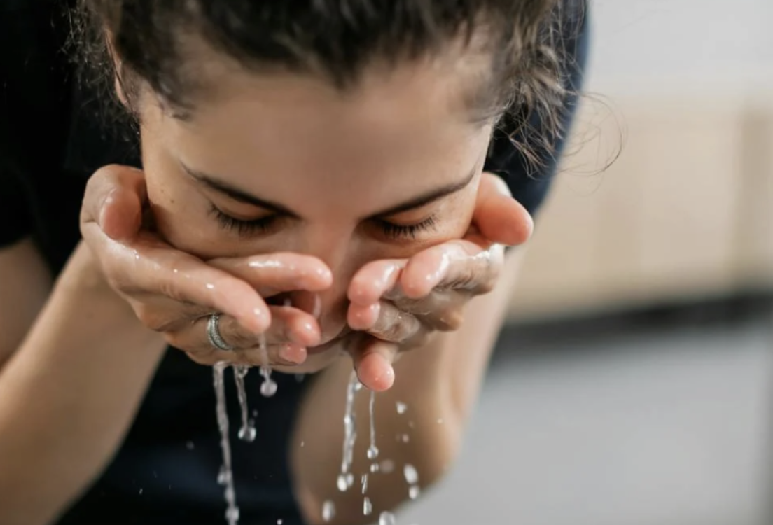 為什麼早上不需要用洗面乳洗臉？聽聽專家怎麼說！